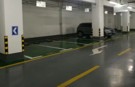 环氧地坪漆的面漆施工后会不会自然流平？